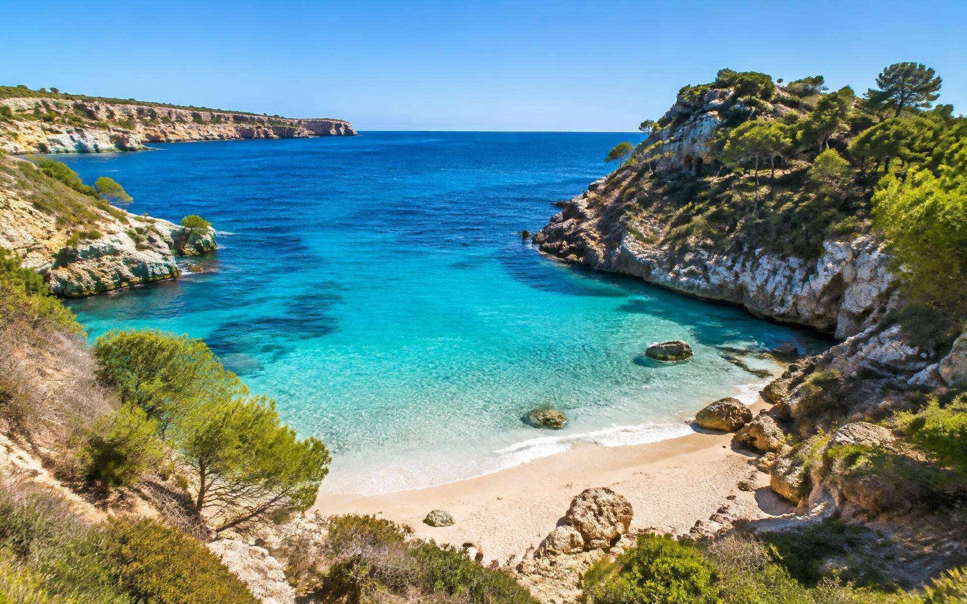 Una cala de aguas cristalinas