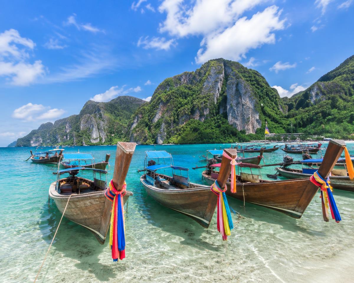 Barcos tradicionales en una bahía de Tailandia